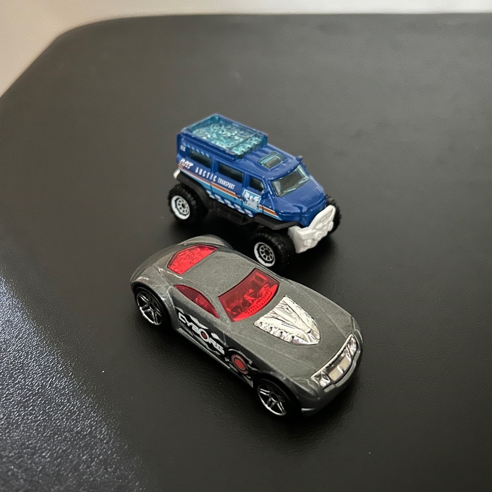 Assorted Die-Cast Toy Cars Set - Picture 9 of 9